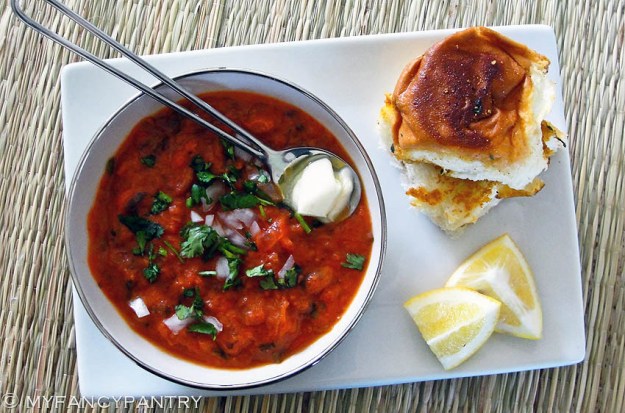 Indian Pav bhaji, Indian vegetarian chili, pav, bhaji, Indian street food, bombay street food, mumbai street food, Easy Pav bhaji, Pav bhaji